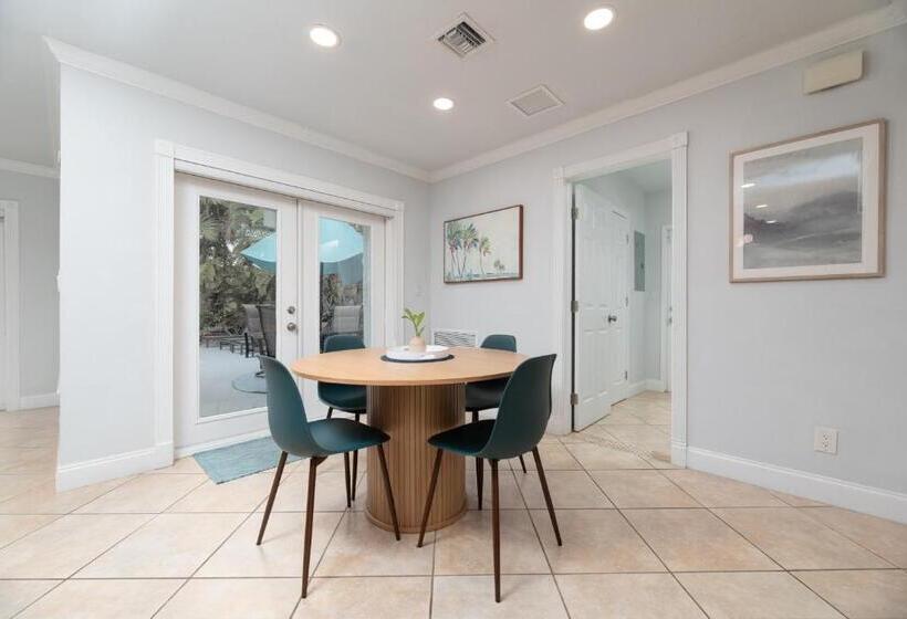 Luxurious Fort Lauderdale Pool Home