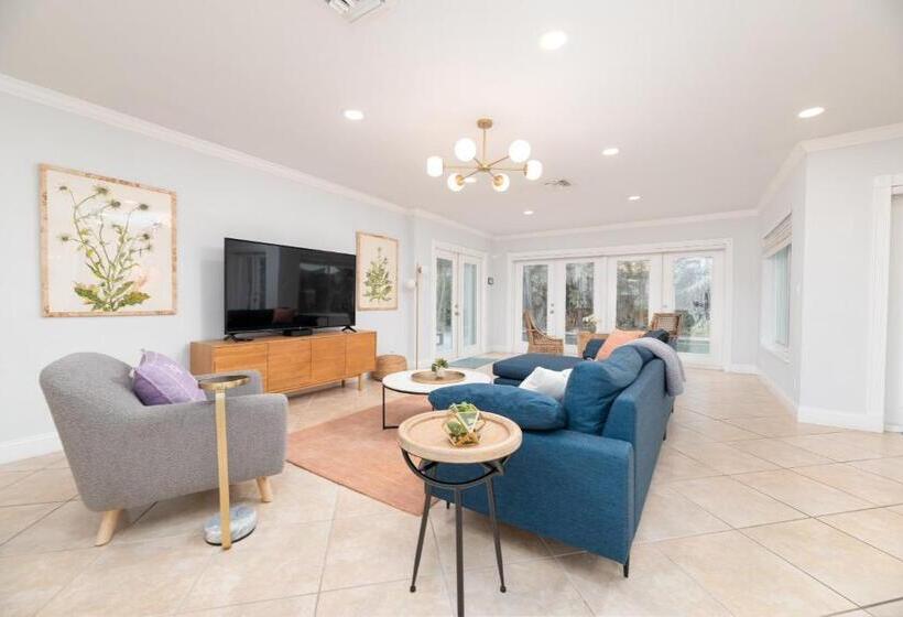 Luxurious Fort Lauderdale Pool Home
