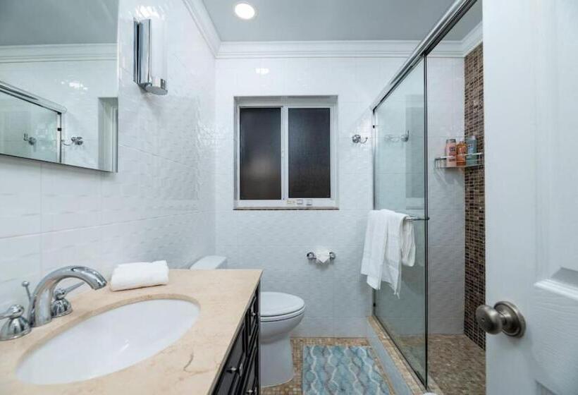 Luxurious Fort Lauderdale Pool Home