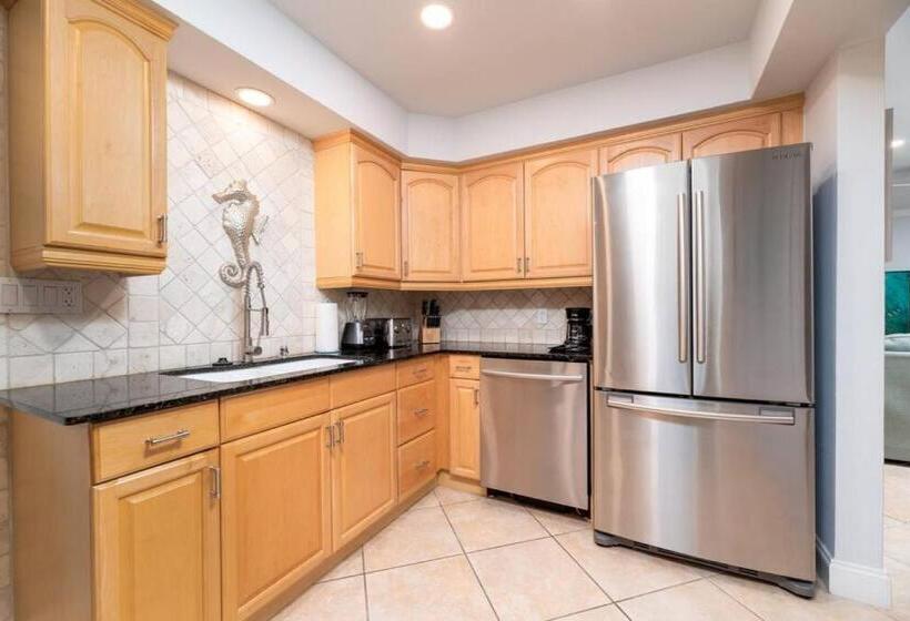 Luxurious Fort Lauderdale Pool Home