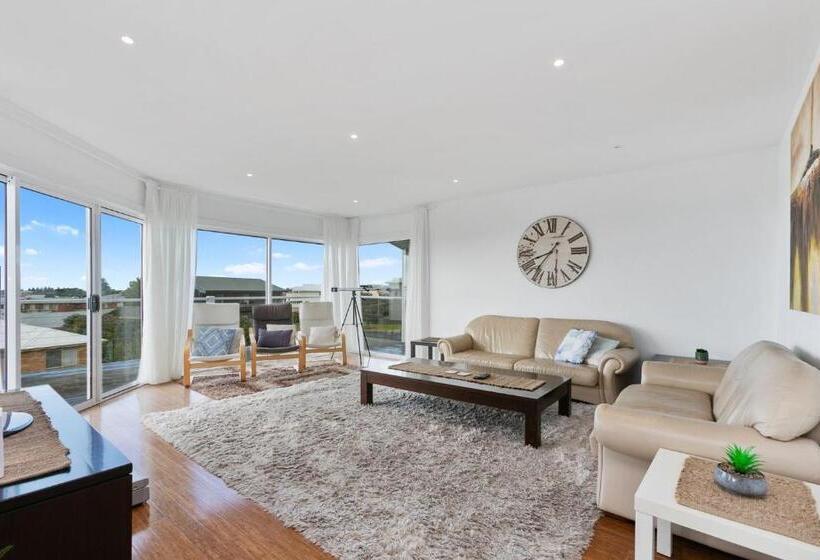 Seaview Apollo Escape