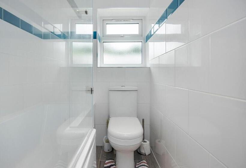 Dwellers Delight Living 3 Bed House 2 Bathroom With Wifi & Parking In Prime Location Of London Ching