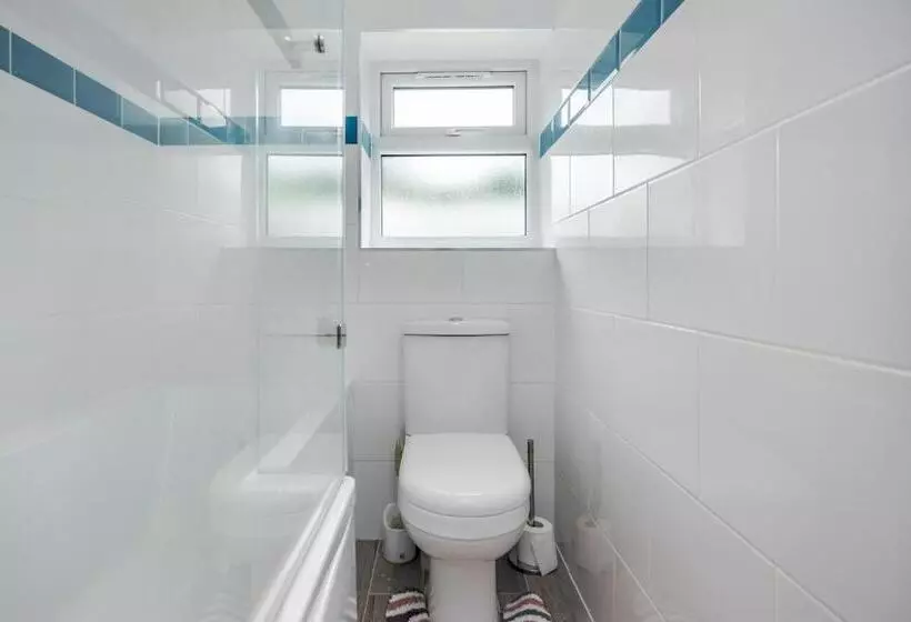 Dwellers Delight Living 3 Bed House 2 Bathroom With Wifi & Parking In Prime Location Of London Ching