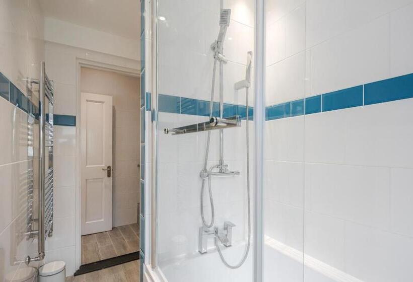 Dwellers Delight Living 3 Bed House 2 Bathroom With Wifi & Parking In Prime Location Of London Ching