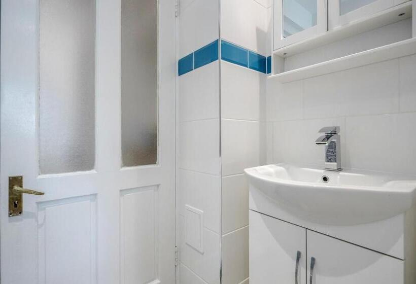 Dwellers Delight Living 3 Bed House 2 Bathroom With Wifi & Parking In Prime Location Of London Ching