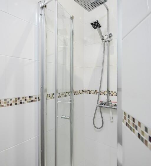 Dwellers Delight Living 3 Bed House 2 Bathroom With Wifi & Parking In Prime Location Of London Ching