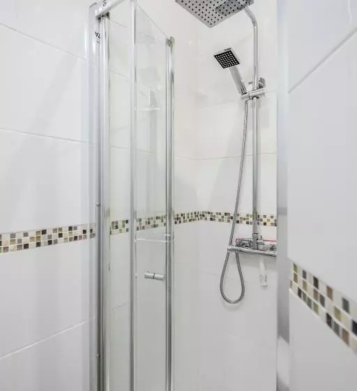 Dwellers Delight Living 3 Bed House 2 Bathroom With Wifi & Parking In Prime Location Of London Ching