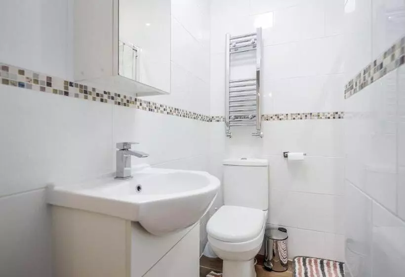 Dwellers Delight Living 3 Bed House 2 Bathroom With Wifi & Parking In Prime Location Of London Ching
