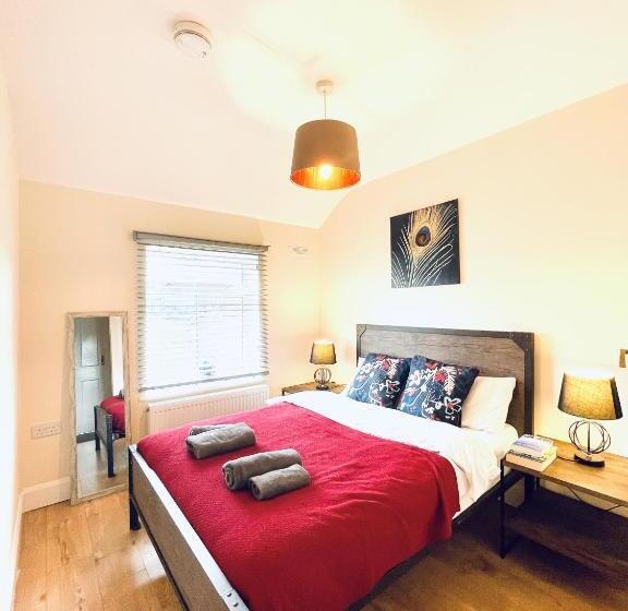 Dwellers Delight Living 3 Bed House 2 Bathroom With Wifi & Parking In Prime Location Of London Ching