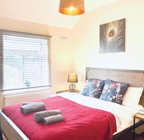 Dwellers Delight Living 3 Bed House 2 Bathroom With Wifi & Parking In Prime Location Of London Ching