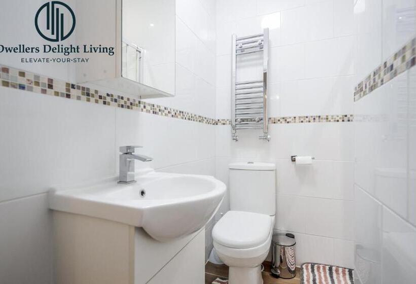 Dwellers Delight Living 3 Bed House 2 Bathroom With Wifi & Parking In Prime Location Of London Ching