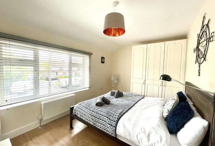 Dwellers Delight Living 3 Bed House 2 Bathroom With Wifi & Parking In Prime Location Of London Ching