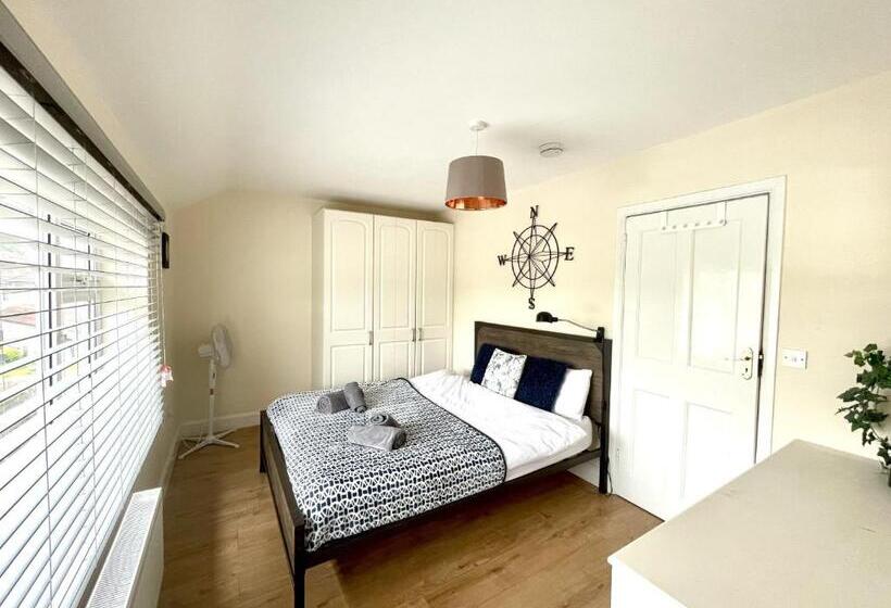 Dwellers Delight Living 3 Bed House 2 Bathroom With Wifi & Parking In Prime Location Of London Ching