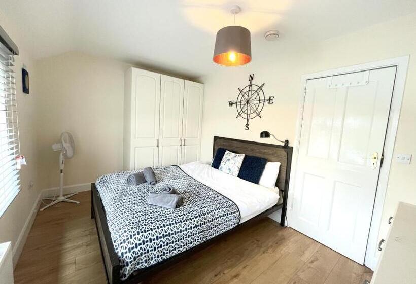 Dwellers Delight Living 3 Bed House 2 Bathroom With Wifi & Parking In Prime Location Of London Ching