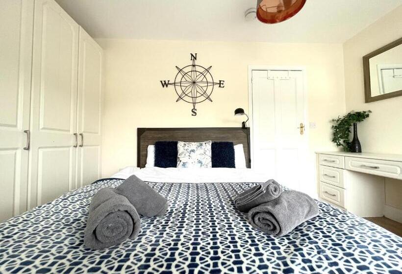 Dwellers Delight Living 3 Bed House 2 Bathroom With Wifi & Parking In Prime Location Of London Ching