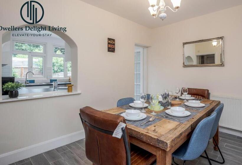 Dwellers Delight Living 3 Bed House 2 Bathroom With Wifi & Parking In Prime Location Of London Ching