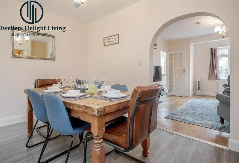 Dwellers Delight Living 3 Bed House 2 Bathroom With Wifi & Parking In Prime Location Of London Ching