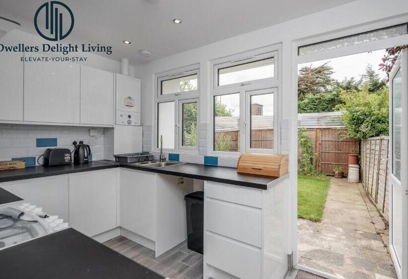 Dwellers Delight Living 3 Bed House 2 Bathroom With Wifi & Parking In Prime Location Of London Ching