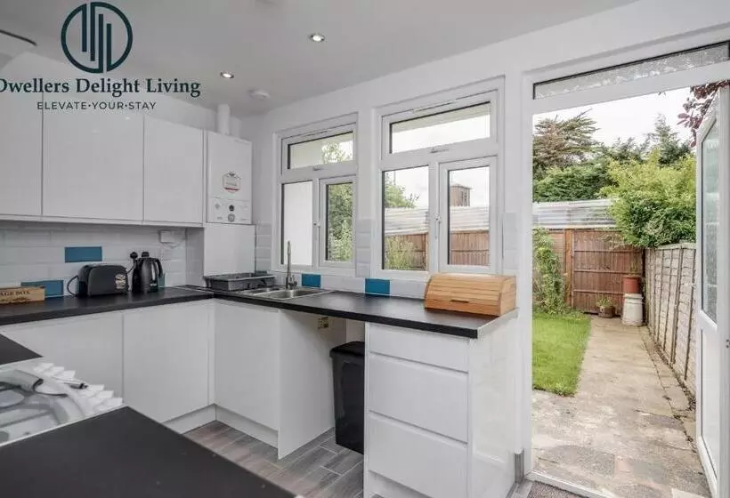 Dwellers Delight Living 3 Bed House 2 Bathroom With Wifi & Parking In Prime Location Of London Ching