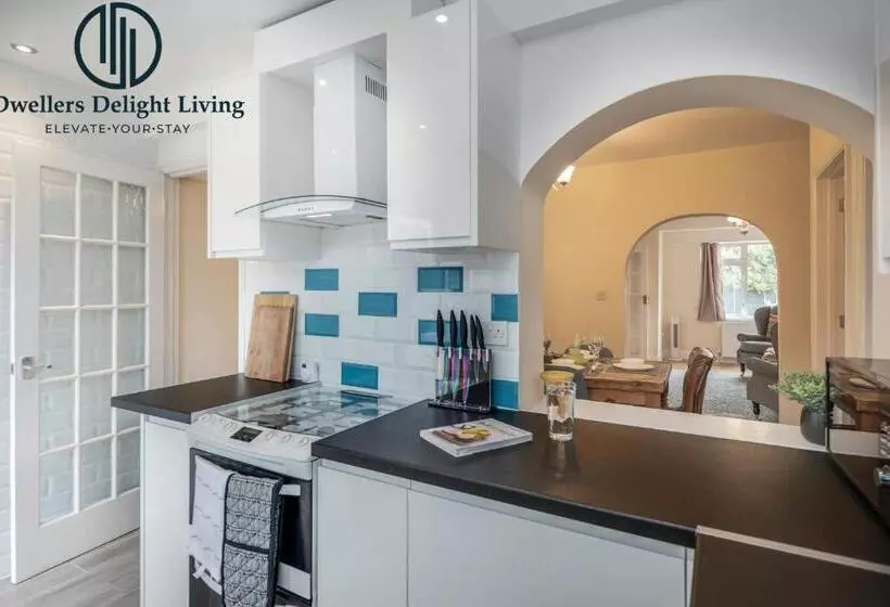 Dwellers Delight Living 3 Bed House 2 Bathroom With Wifi & Parking In Prime Location Of London Ching
