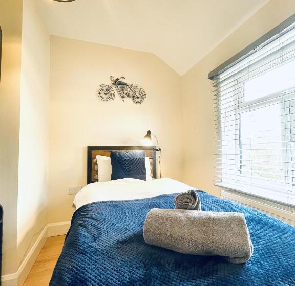 Dwellers Delight Living 3 Bed House 2 Bathroom With Wifi & Parking In Prime Location Of London Ching