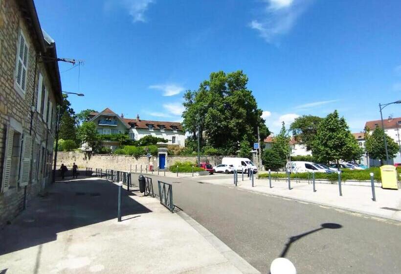 Les Glycines, Un Air De Campagne à La Ville