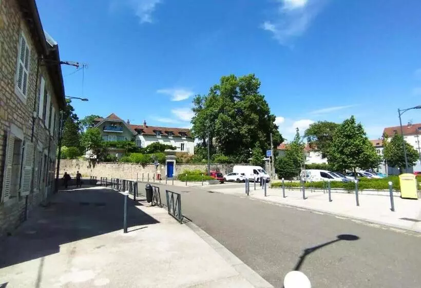 Les Glycines, Un Air De Campagne à La Ville
