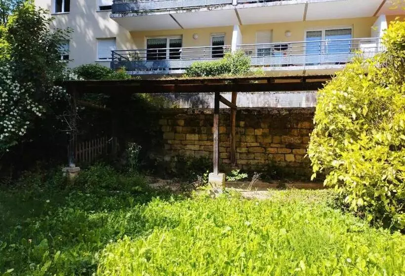 Les Glycines, Un Air De Campagne à La Ville