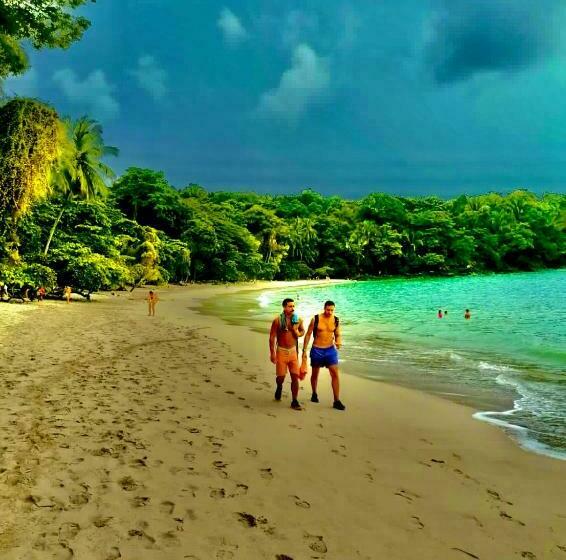 پانسیون Beachfront Paradise