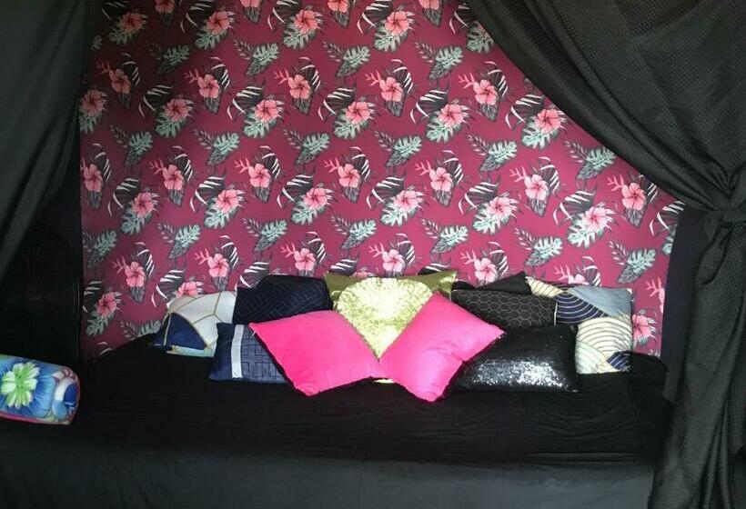 پانسیون Beachfront Paradise