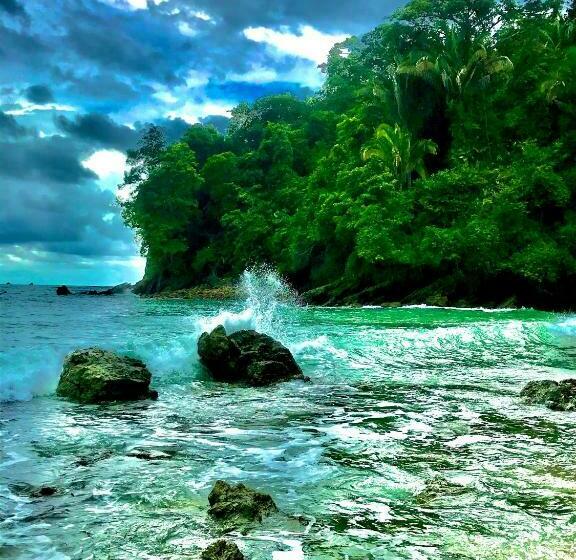 پانسیون Beachfront Paradise