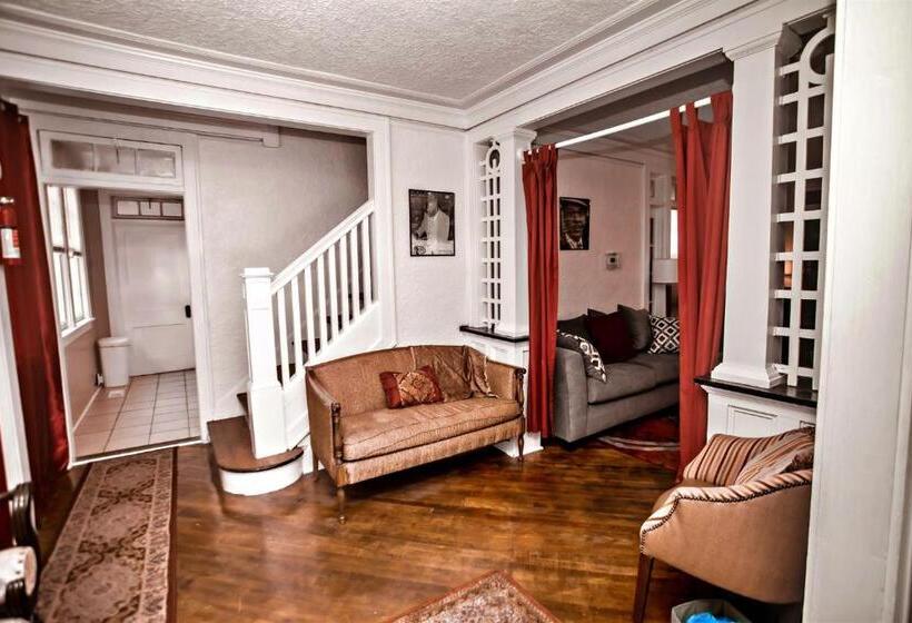 Пансион Historic House On The Hilldownstairs Only