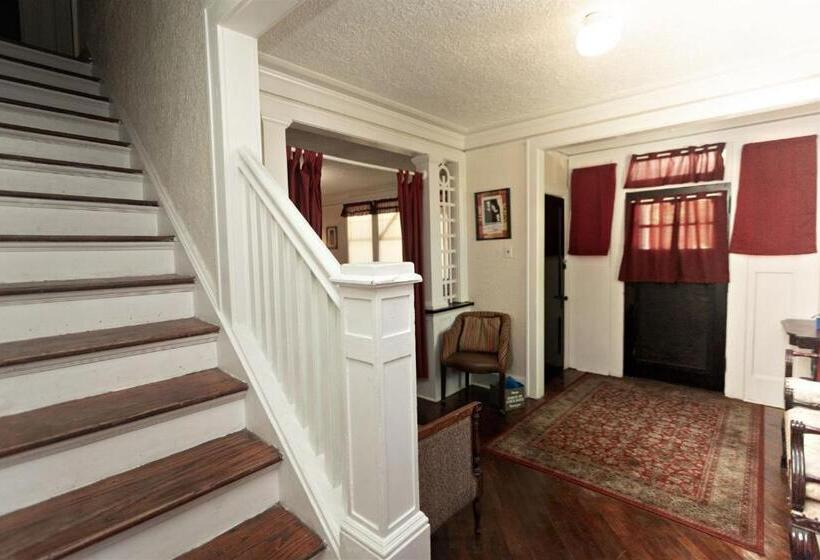 Пансион Historic House On The Hilldownstairs Only