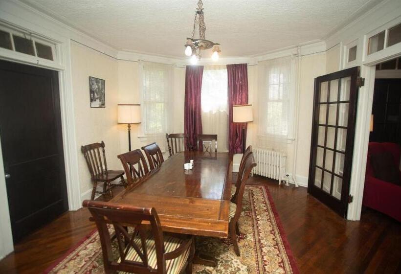 Пансион Historic House On The Hilldownstairs Only