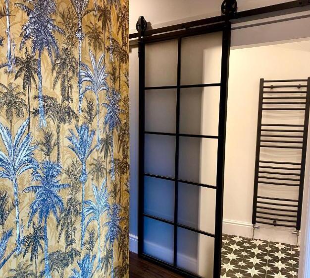 3 West End Boutique Apartment