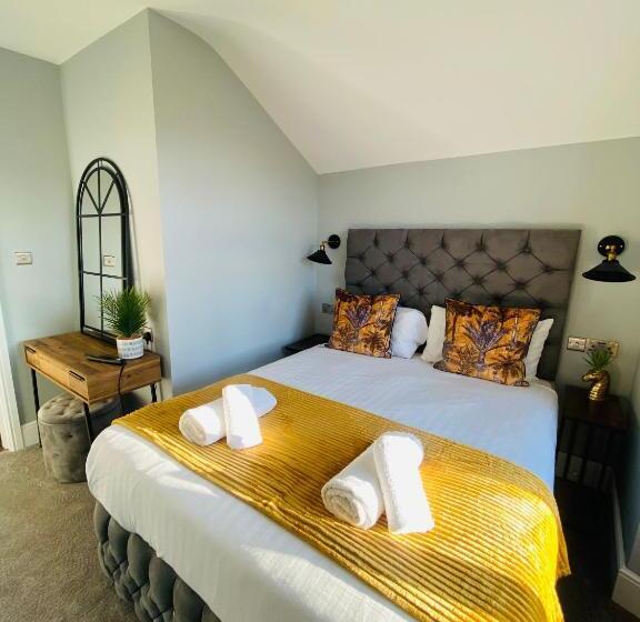 3 West End Boutique Apartment