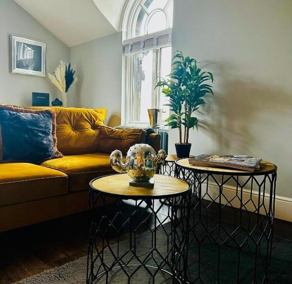 3 West End Boutique Apartment