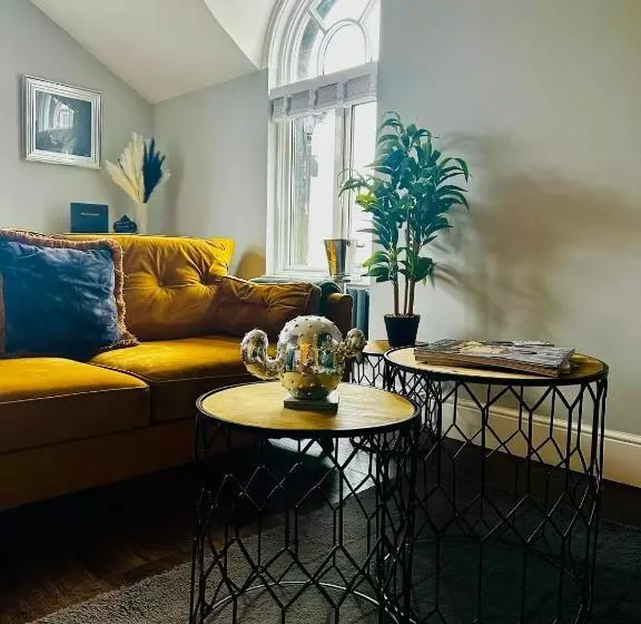 3 West End Boutique Apartment