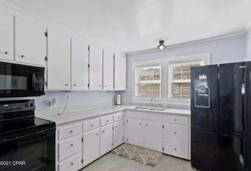 The Fifth Promise   A Cozy Lakehouse Retreat