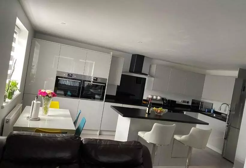 Modern 2 Bedrooms Fully Equipped Apartment With Garden, Free Parking, Free Wifi