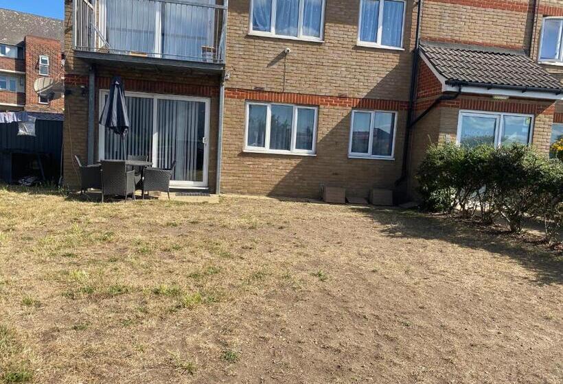 Modern 2 Bedrooms Fully Equipped Apartment With Garden, Free Parking, Free Wifi