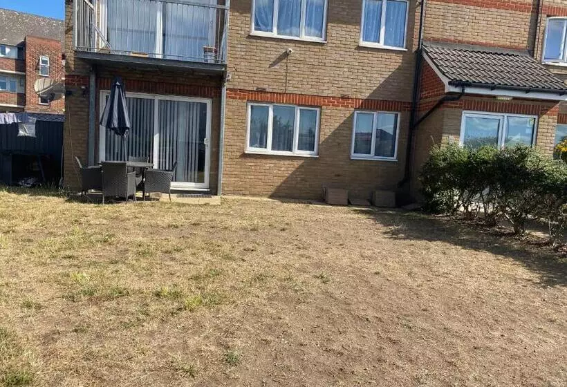 Modern 2 Bedrooms Fully Equipped Apartment With Garden, Free Parking, Free Wifi