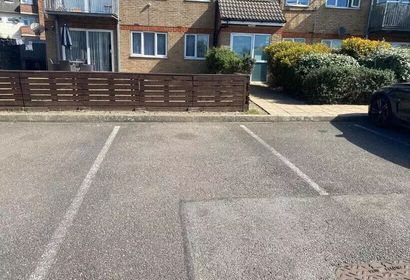 Modern 2 Bedrooms Fully Equipped Apartment With Garden, Free Parking, Free Wifi