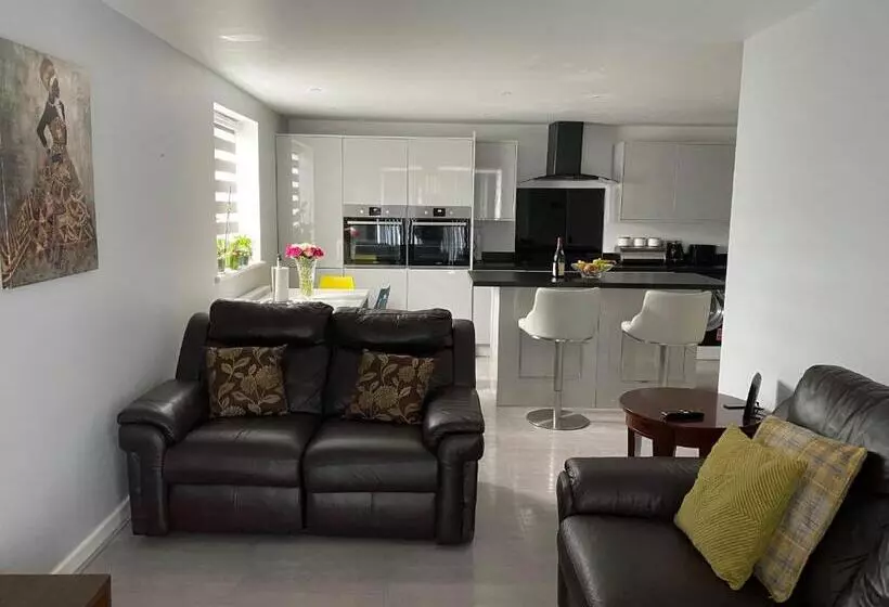 Modern 2 Bedrooms Fully Equipped Apartment With Garden, Free Parking, Free Wifi