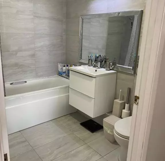 Modern 2 Bedrooms Fully Equipped Apartment With Garden, Free Parking, Free Wifi