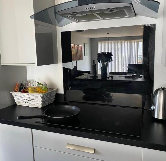 Modern 2 Bedrooms Fully Equipped Apartment With Garden, Free Parking, Free Wifi