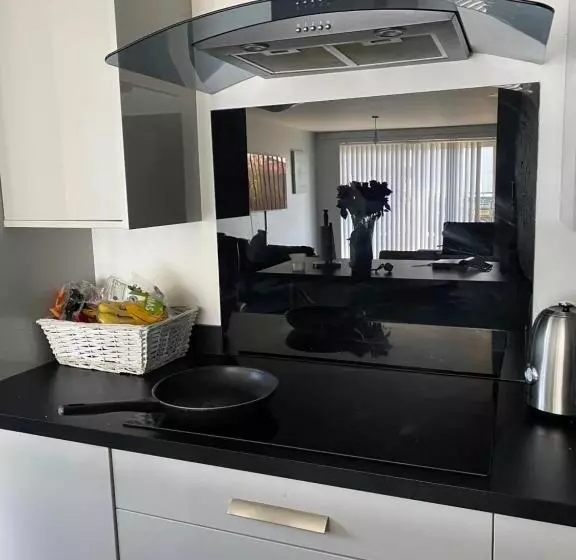 Modern 2 Bedrooms Fully Equipped Apartment With Garden, Free Parking, Free Wifi