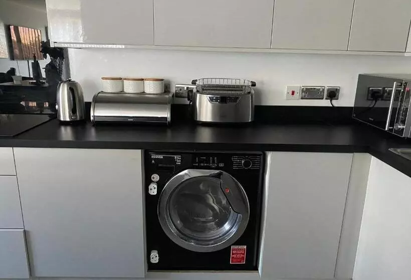 Modern 2 Bedrooms Fully Equipped Apartment With Garden, Free Parking, Free Wifi