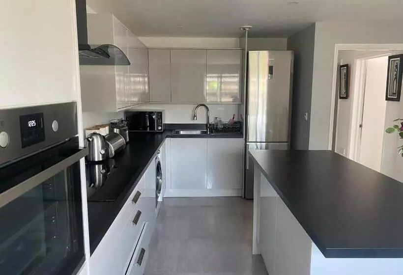 Modern 2 Bedrooms Fully Equipped Apartment With Garden, Free Parking, Free Wifi