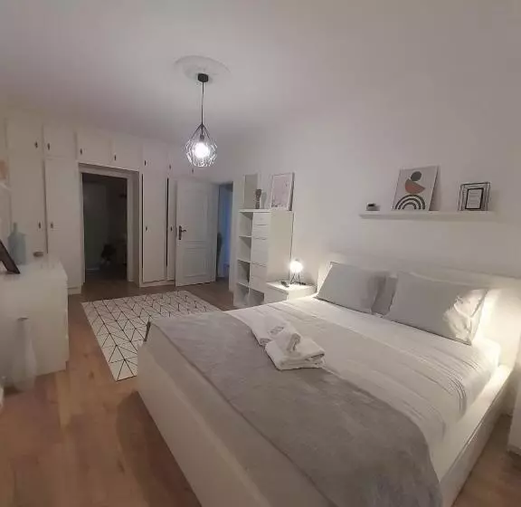 Amália Rodrigues  Apartamento Com 3 Quartos Em Pleno Coração De ílhavo